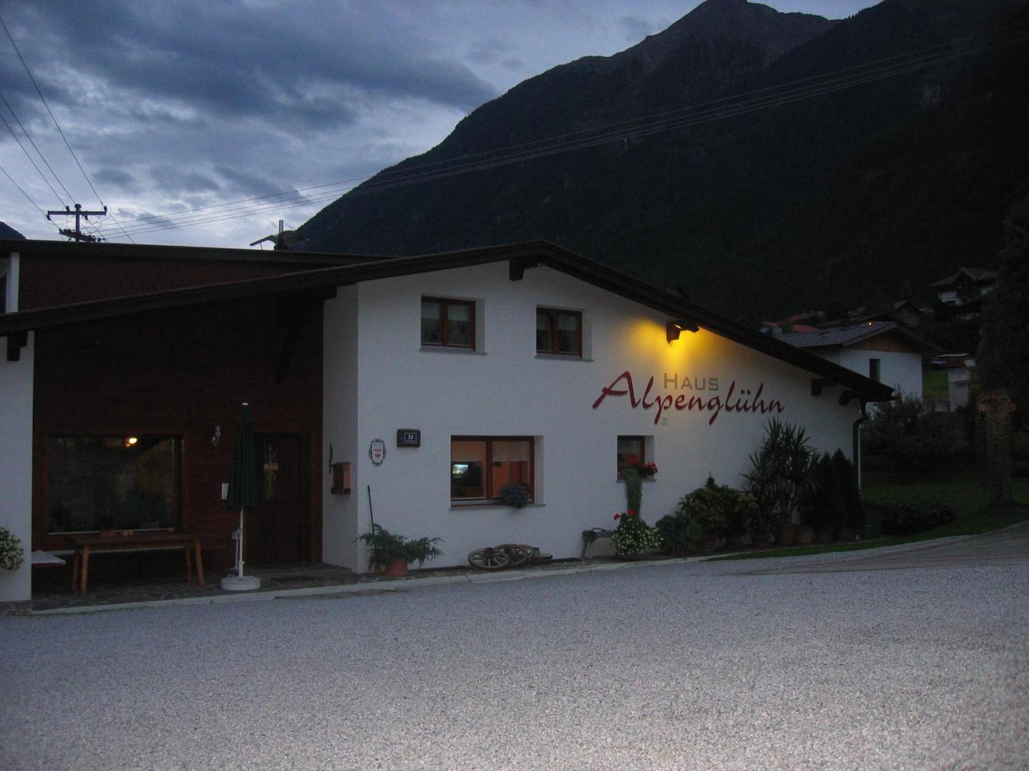 Hotel Haus Alpenglühn Sautens Exterior foto